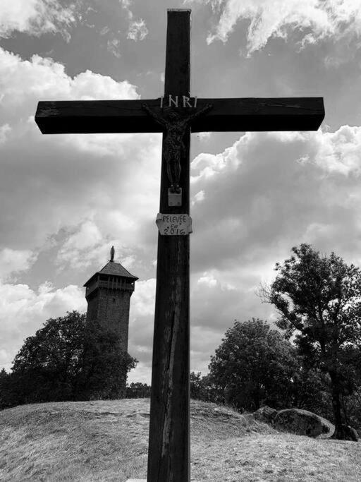 Gite A La Tour De Peyrebrune Alrance Екстер'єр фото